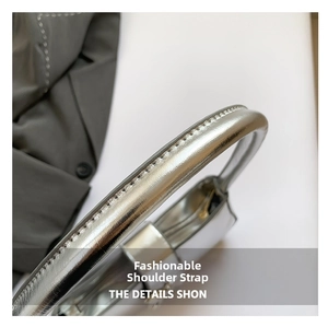 Detailansicht des silbernen Metallic-Schultergurts mit hochwertigen Nähten