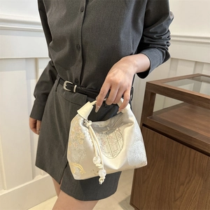 Sac à main en satin blanc de style chinois avec broderie florale et glands perlés
