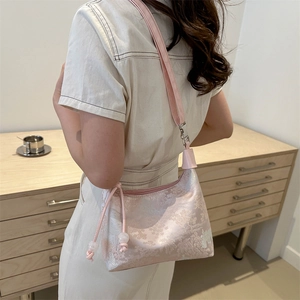 Sac bandoulière en jacquard rose avec motifs floraux chinois et cordons perlés fins