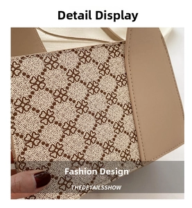 Detailaufnahme von Canvas mit Kleeblatt-Print und Ledernähten an der Umhängetasche