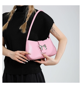 Rosafarbene Achseltasche mit silberner Metallschleife und glatter Kunstleder-Textur