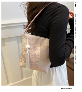 Detail der rosa Satin-Jacquard-Tasche mit chinesischer Stickerei und einer weißen Quaste