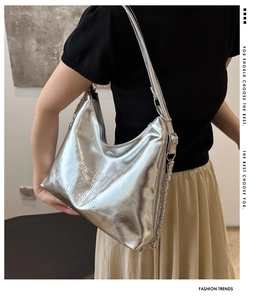 Détail du sac cabas argenté métallisé avec texture gaufrée des lettres MUDOU COLO DESNG