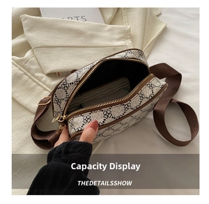 Détail montrant la capacité intérieure du petit sac carré vintage à motif trèfle noir
