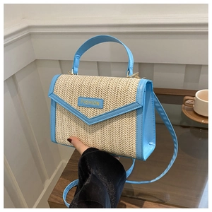 Détail du sac bandoulière en paille et cuir bleu ciel avec logo Fashion élégant