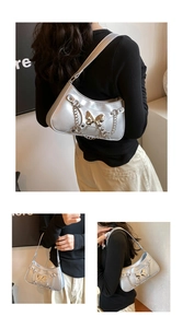 Detalle de bolso plateado metalizado con hebilla de mariposa y cadenas laterales