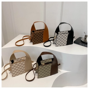 Detaillierte Anzeige von Vintage-Handtaschen in vier Farben auf minimalistischen Stufen