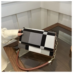 Detail of tricolor color-block shoulder bag with canvas texture and gold chain strap