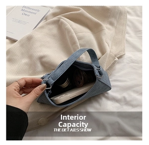 Detalle del interior del bolso vaquero azul claro con capacidad para móvil y cosméticos