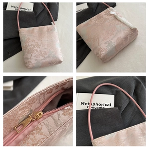 Detail der rosa Jacquard-Beuteltasche mit goldenen Landschaften und weißen Quasten