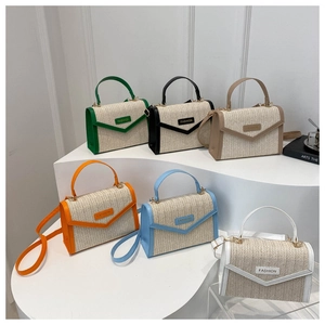 Sacs carrés en paille tressée bicolore disponibles en six couleurs vives et tendance