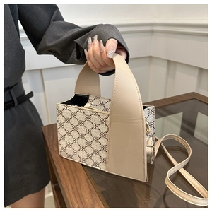 Detailansicht der Vintage-Canvas-Handtasche mit beigen Ledergriffen und festem Boden