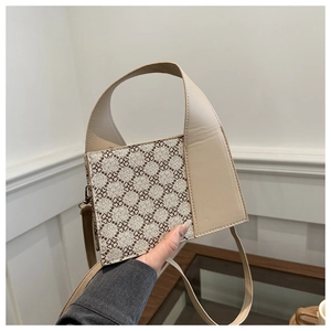 Detail der quadratischen Handtasche aus Monogramm-Canvas und beigem Glattledergriff