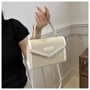 Détail de la paille tressée avec bordure en cuir blanc et lettrage doré fashion