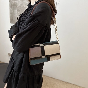 Fashionable geometric color-block shoulder bag with gold chain strap in modern style