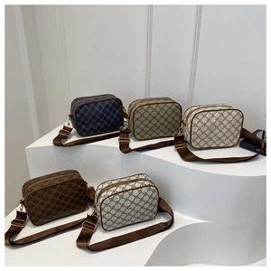 Collection de sacs à bandoulière rétro monogrammés en cinq coloris tendance et élégants