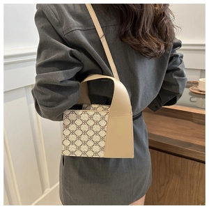 Detailansicht einer zweifarbigen Box-Tasche mit Blumenmuster-Canvas und beigem Leder