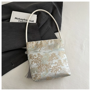Detail der Jacquard-Brokat-Beuteltasche mit klassischer Orient-Landschaft und Quaste