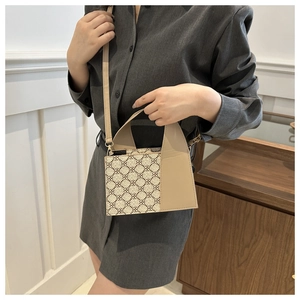 Detailansicht der beige Damen-Umhängetasche mit Vintage-Muster und praktischem Griff