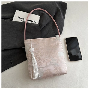 Detaillierte Stickerei von Bergen auf einer rosa Satin-Bucket-Bag im Asia-Stil