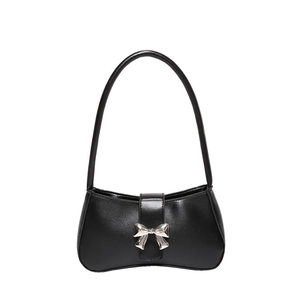 Minimalistische schwarze Baguette-Tasche mit silberner Metallschleife aus Glanzleder