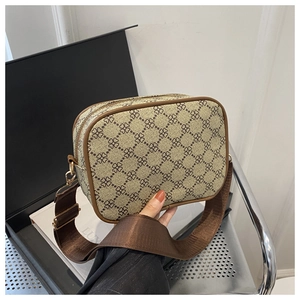 Détail du sac bandoulière compact avec motif trèfle marron et large sangle nylon