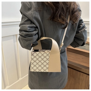 Detailansicht der Umhängetasche mit Kleeblatt-Print und verstellbarem Schultergurt