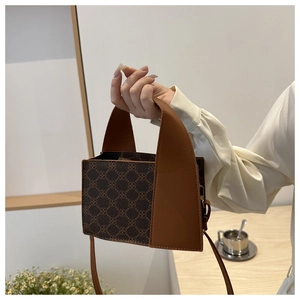 Details einer Retro-Handtasche mit Kleeblatt-Monogramm und verstellbarem Schultergurt