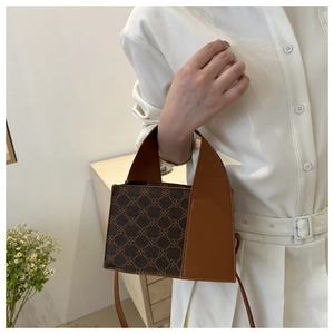 Schicke Retro-Handtasche aus braunem Jacquard mit Blumenmuster in Lifestyle-Umgebung