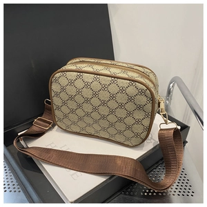 Détails d'un sac bandoulière vintage carré avec imprimé trèfle et sangle réglable