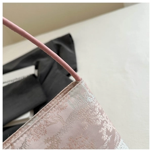 Détail du tissu jacquard rose avec motif de jardin chinois argenté sur le sac
