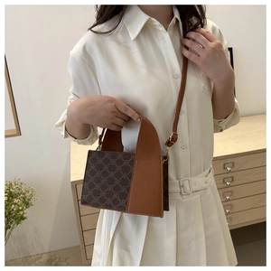 Details der Vintage-Kontrast-Lederhandtasche mit braunem Monogramm und Akzenten in Caramel