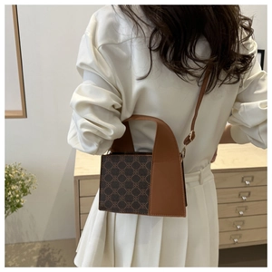Schicke braune Handtasche mit geometrischem Muster in einer minimalistischen Umgebung