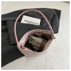 Vue intérieure du sac seau en jacquard rose montrant l'espace pour téléphone et portefeuille