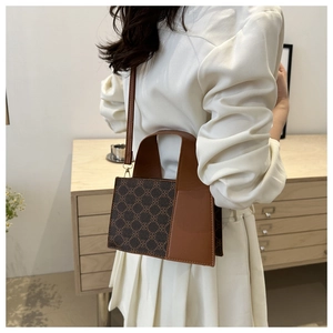 Detail der Vintage Patchwork Handtasche mit braunem Leder und Rautenmuster-Textur