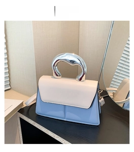 Détail du sac bicolore bleu et blanc avec poignée de style métal liquide moderne