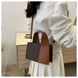 Detailansicht einer Vintage-Umhängetasche mit geometrischem Muster und braunem Leder