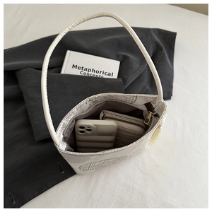 Détail du sac à main de style chinois avec broderie florale et espace de rangement interne