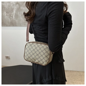 Vue de dos d'un mannequin portant un sac bandoulière en similicuir à motif floral