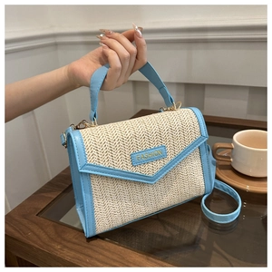 Sac chic en paille crème avec bordure en cuir bleu clair et plaque dorée élégante