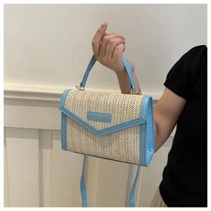Détail du sac en paille avec bordure en cuir bleu ciel et plaque en métal FASHION
