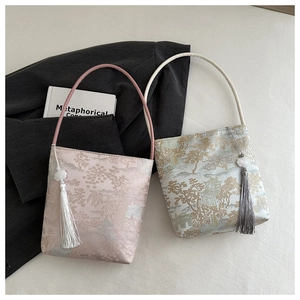 Détail de la broderie en brocart de soie sur un sac chinois traditionnel avec glands en soie