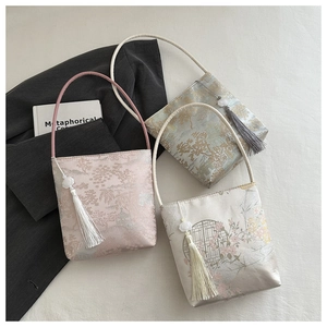 Détails de trois sacs à bandoulière en jacquard avec broderie traditionnelle et glands