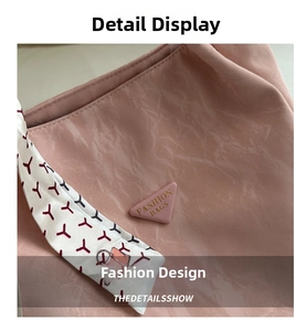 Nahaufnahme der rosa Plissee-Tasche mit Seidenschal und modischem Logo-Detail