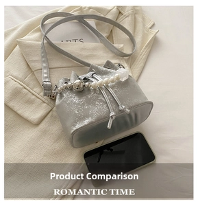 Sac seau chic argent métallisé avec anse en perles et cordon sur blazer beige