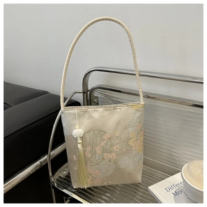 Détail du sac brodé jacquard avec gland en soie et décoration de rose en relief