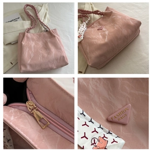 Detailansicht der rosa Tragetasche mit Marmortextur, Webgriffen und dekorativem Seidenschal