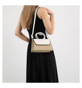 Détail du sac bandoulière bicolore avec poignée argentée et cuir PU beige texturé
