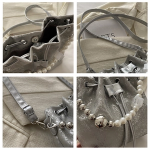 Détails du sac seau argenté avec poignée en perles et fermeture par cordon