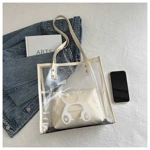 Détail du sac cabas en PVC transparent avec pochette intérieure et motif petit ours
